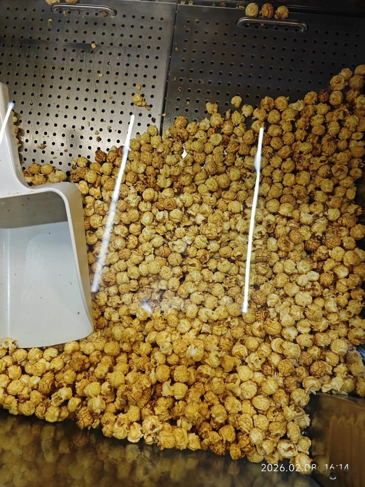 电影院的爆米花真是独一份儿！跟超市买的、自己在家做的，完全不是一回事儿。

就说