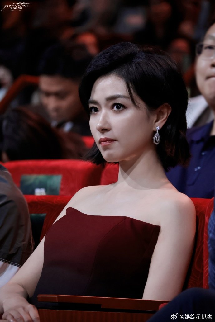 万茜年度实力IP演员 恭喜万茜斩获年度实力IP演员！实力与角色双向奔赴，实至名归