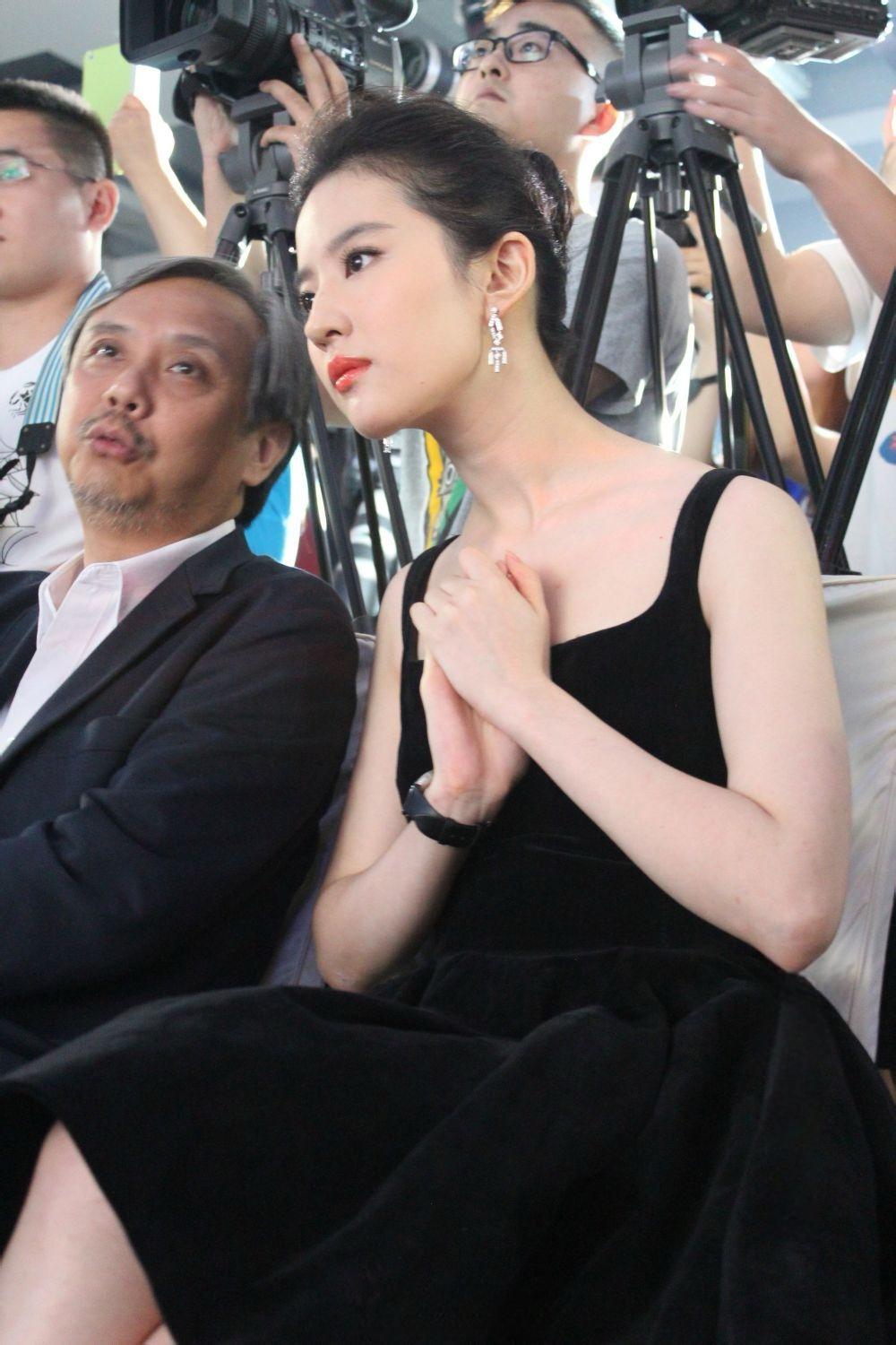 刘亦菲这样扎起丸子头，不只是五官精致，她的天鹅颈也好nice啊。

这是2014