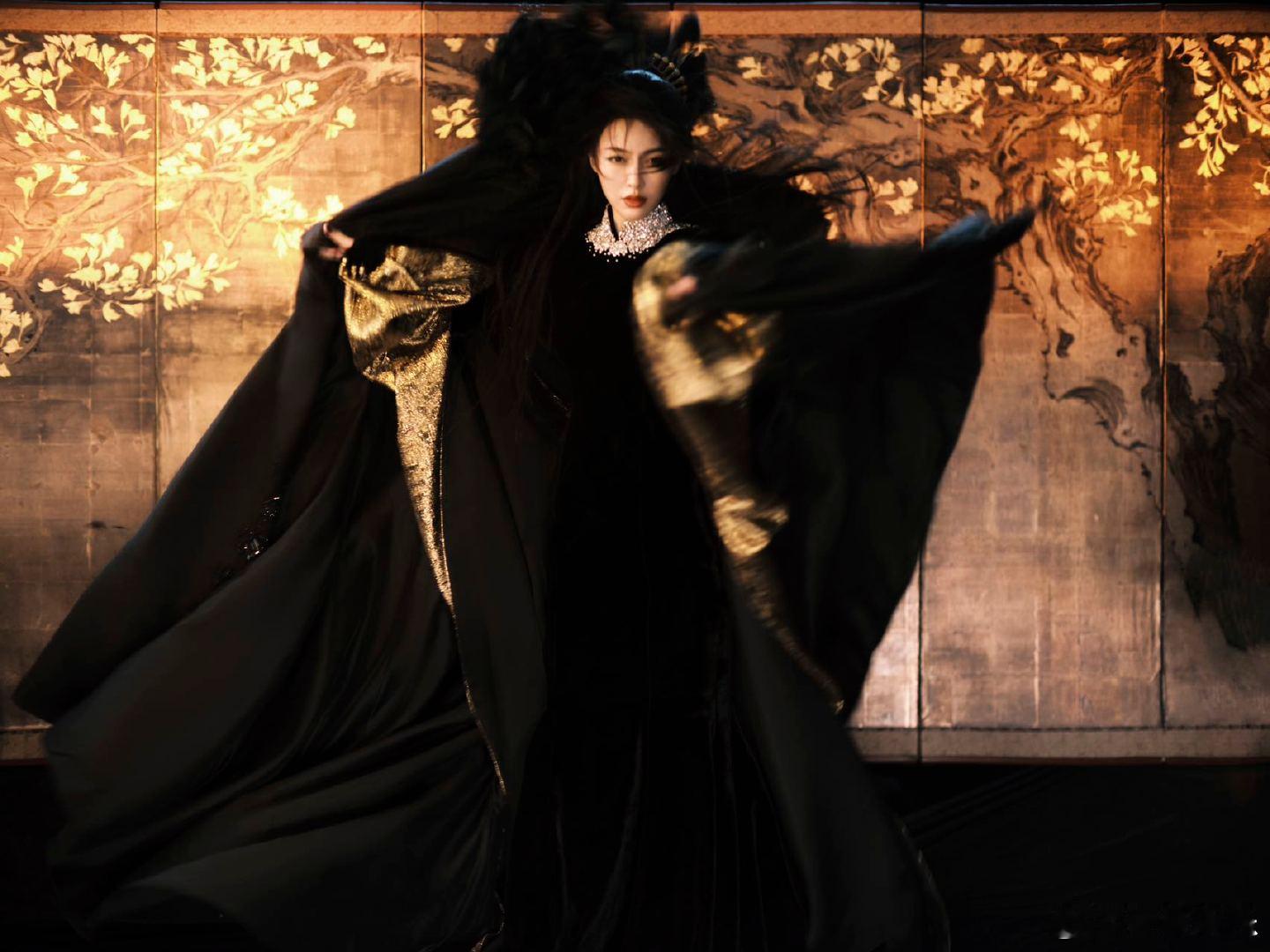 唐嫣一个眼神脑补出一部大女主 逆光中她转头凝视镜头，发丝凌乱却掩不住眼底的掌控欲