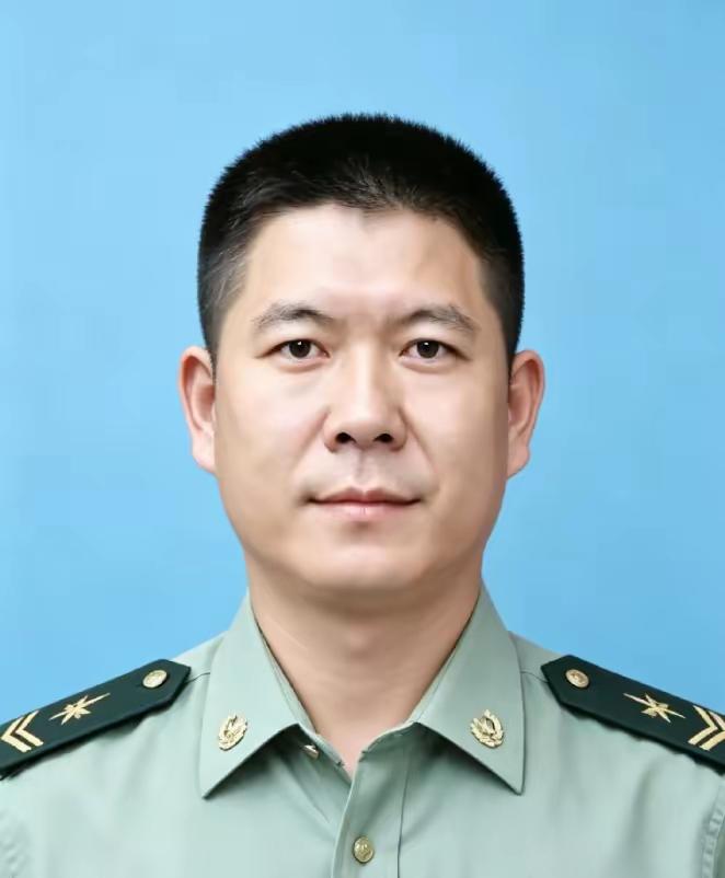 战车海上失控，三次拖救失败，眼看就要沉入海底。四级军士长谭斌跳海登车，在毒烟和高