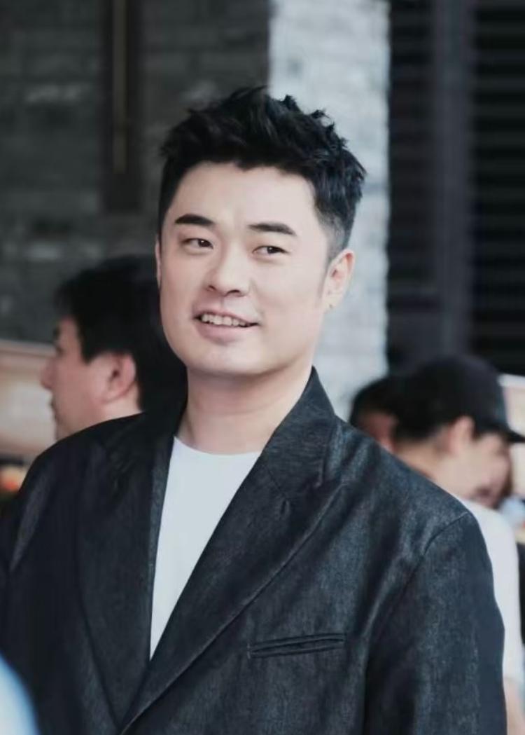 我朋友是医生，
我问他，陈赫腰椎滑脱，还在做理疗，这个病严重吗？我朋友看了我一眼