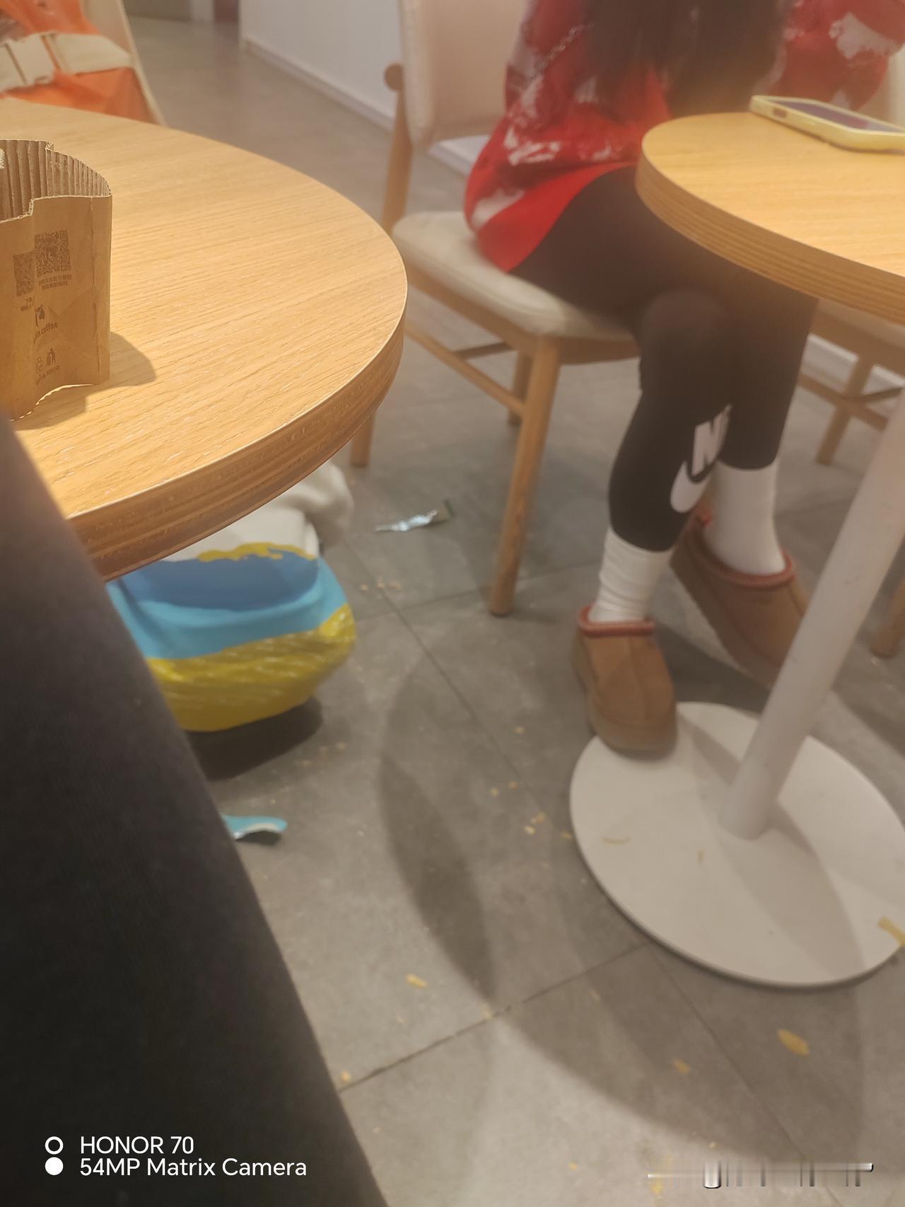 什么样父母有这种心态。
在人家店里面吃一包零食，非要搞的一地都是。