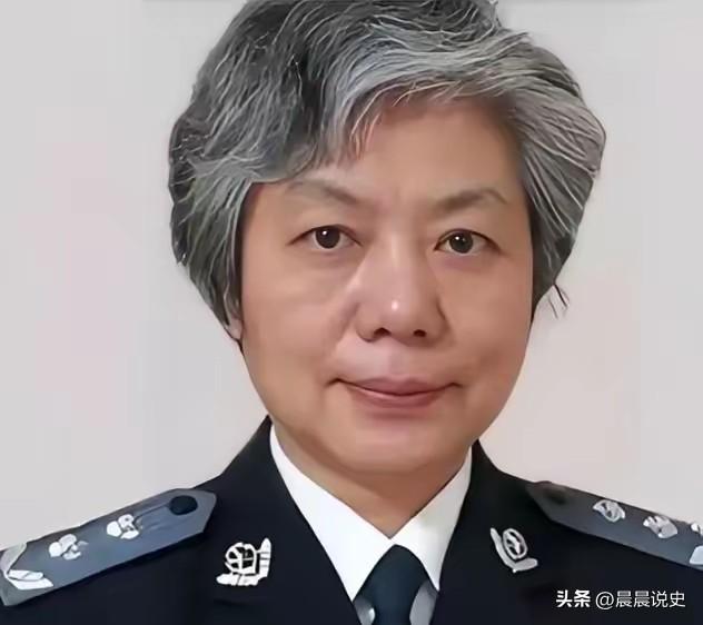中国人民公安大学李玫瑾教授建议，凡是扶了老人被要求天价赔偿的，在老人拿不出任何证