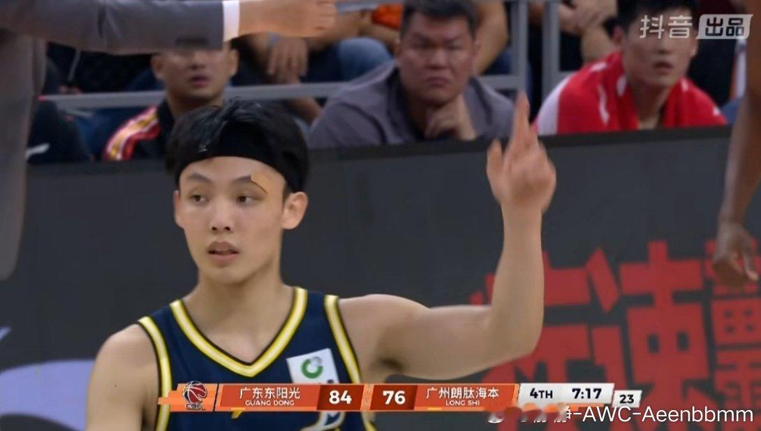 这个球徐杰是怎么传的都没看到，太神了。CBA广东宏远