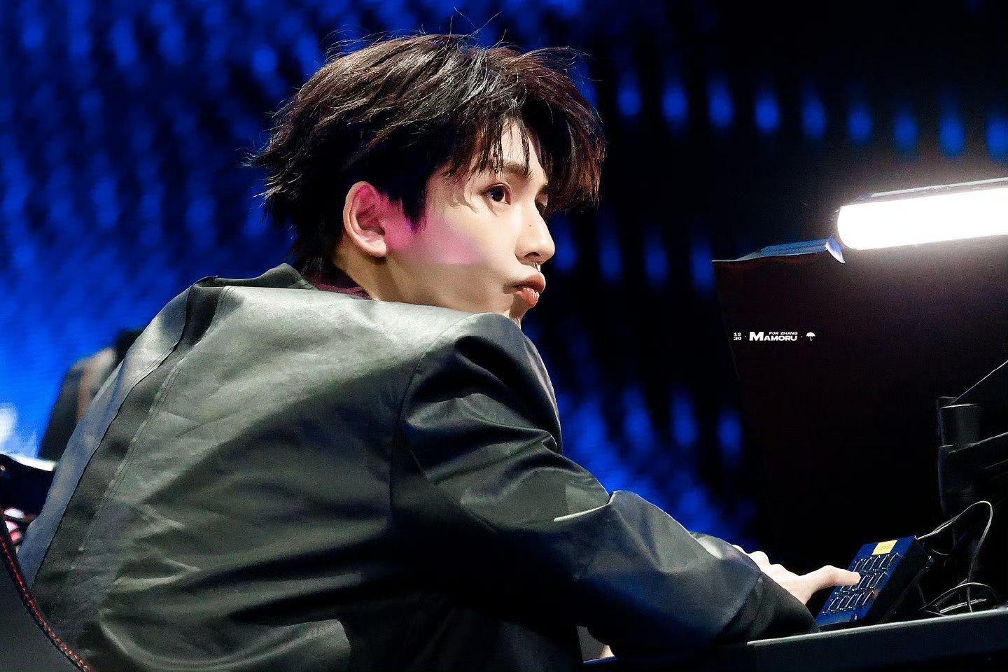 张凌赫竞赛生图站姐专出神图紫色我好爱 