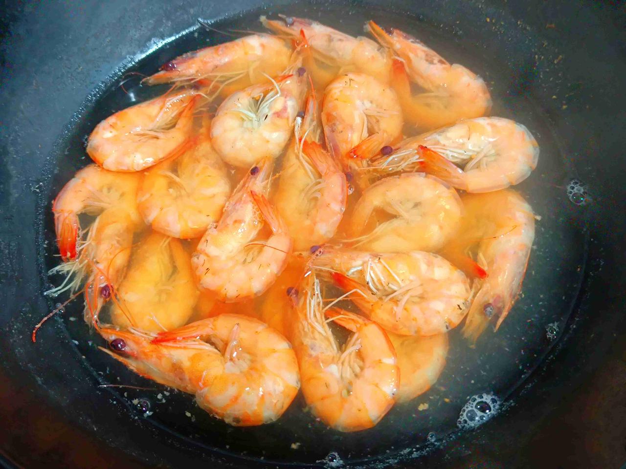 轻轻剥开外衣，尝一口鲜嫩～大雪将至，这感觉要到位!
为啥做盐水虾？就它简单呗!