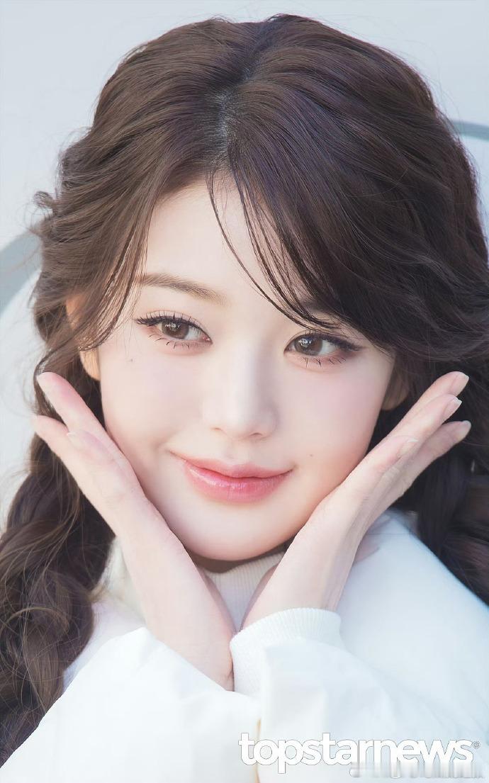 张元英宛如雪兔下凡，冬日造型凸显纯净灵动气质，清冷温柔，画面感十足。 