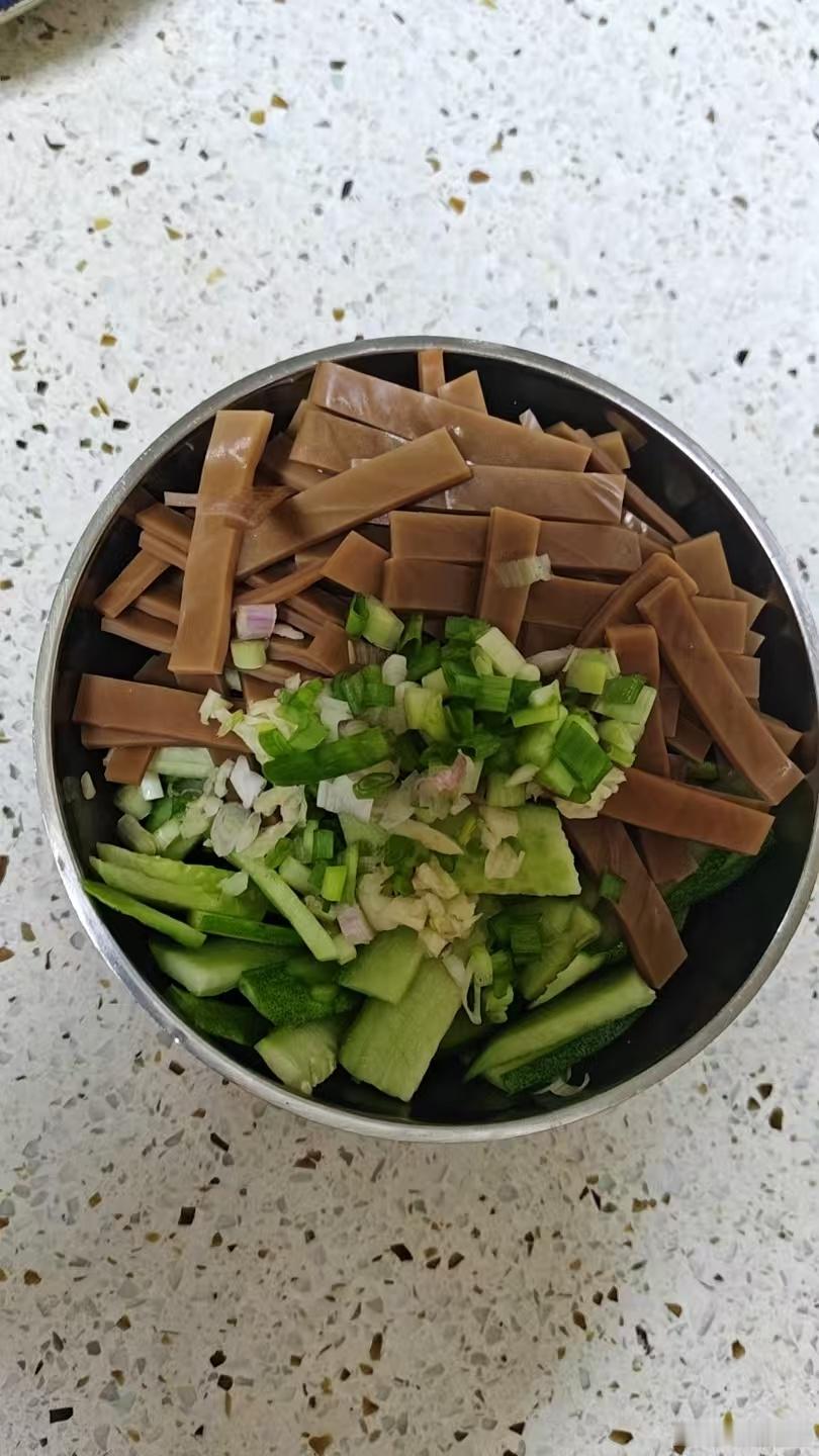 今天的午餐挺丰盛的，估计又要长肉了。 