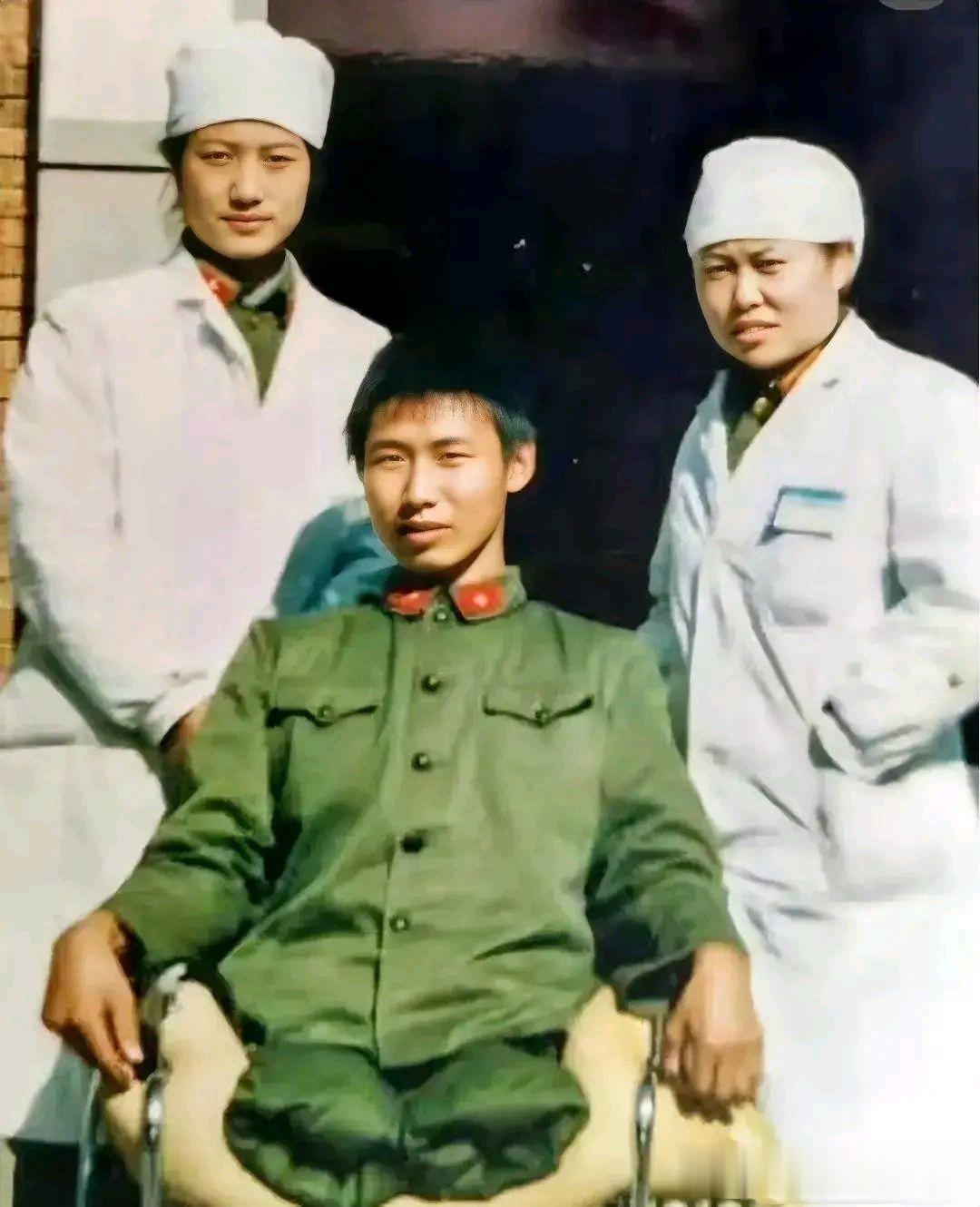1986年12月，一名28岁的解放军战士在老山前线执行任务时被炸断双腿，经过医疗