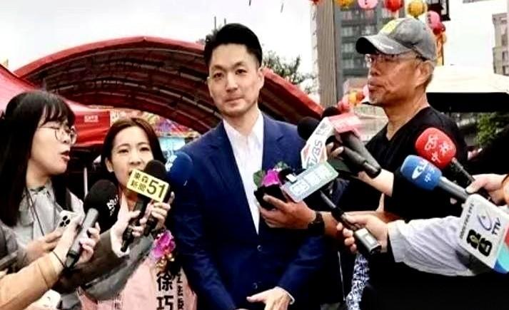 民调直接甩开23个百分点。
这仗还怎么打？根本就不是一个量级的比赛。
一边在吭哧
