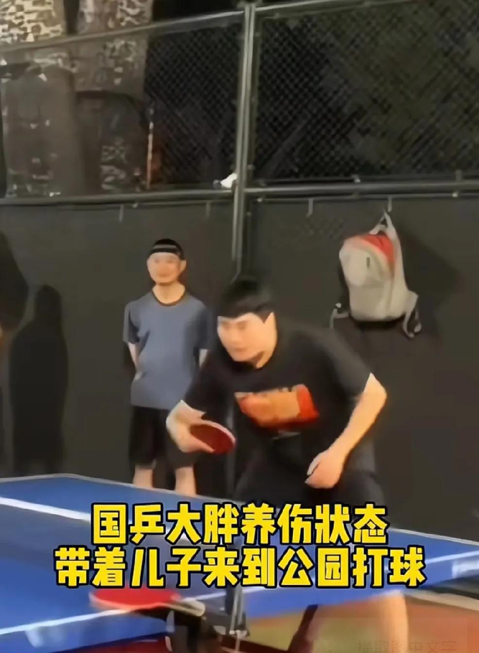 国乒主力参加横滨冠军赛的队员们都在狠狠抡拍子，
因伤退赛的梁靖崑很悠闲，
有人偶