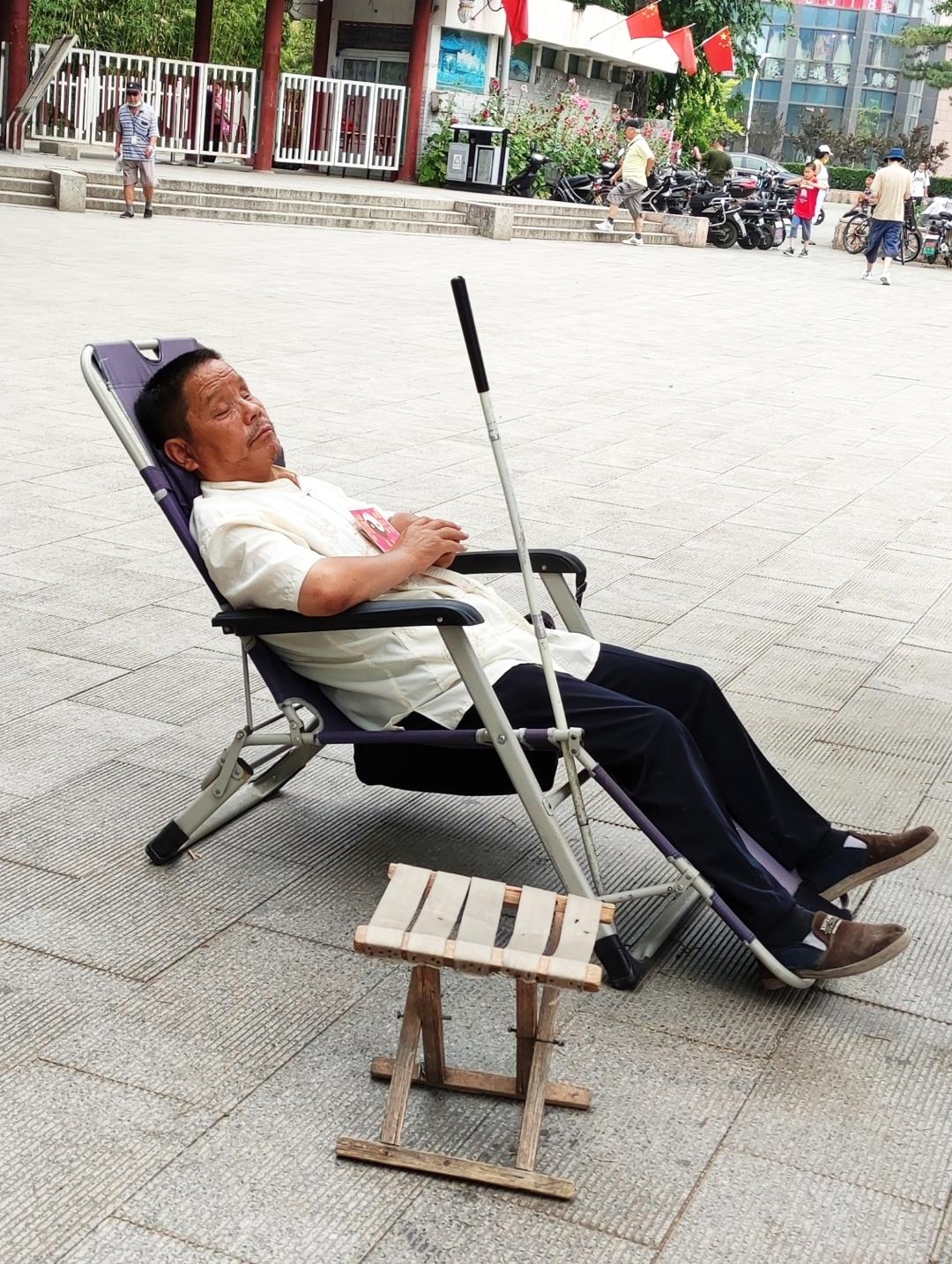 路边总会有几个这样大爷，你见过吗？

他们面前摆着一些东西，看上去应该是给人算什