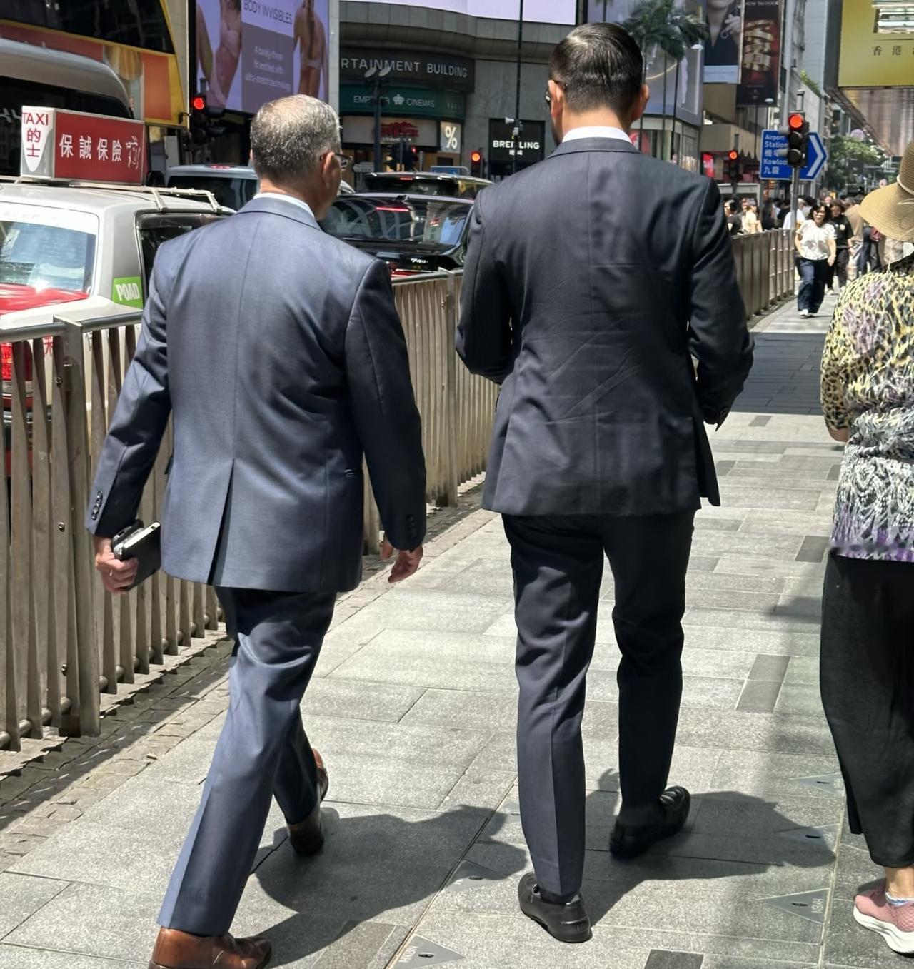 被香港中环职业气息腌入味的一天
他们怎么做到那么热还穿西装的[我想静静][我想静
