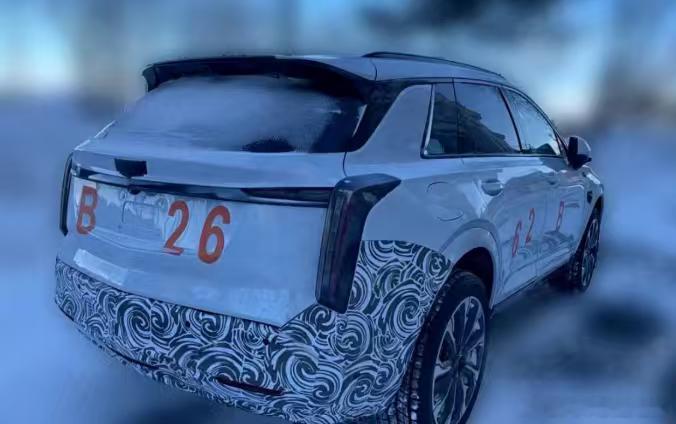 凯迪拉克的XT5插混版，已经有伪装车了动力用的真龙混动pro，1.5T发动机+磷