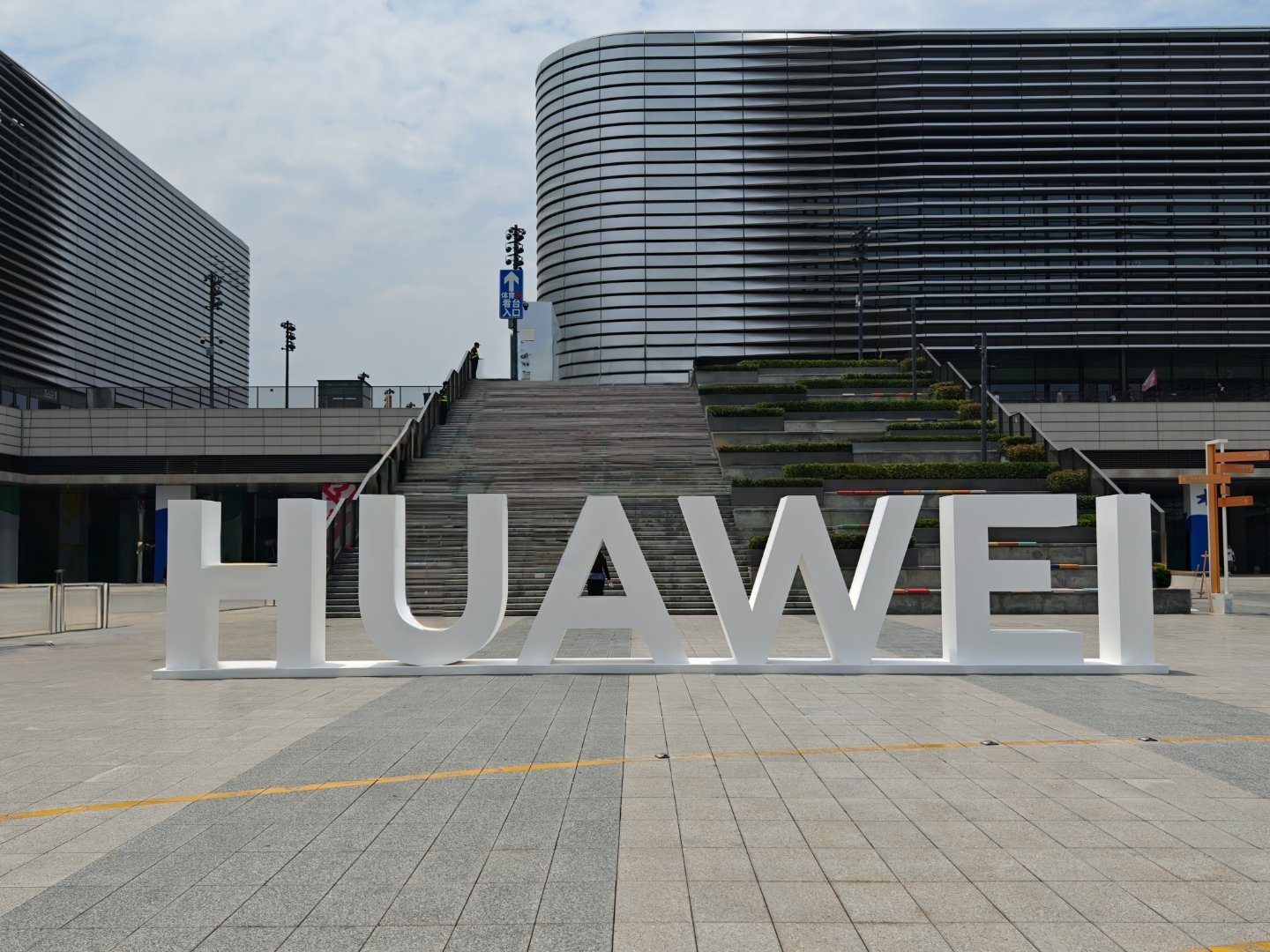 来了来了，抵达华为nova14及鸿蒙电脑发布现场了。一会两点半，记得一起来看。成
