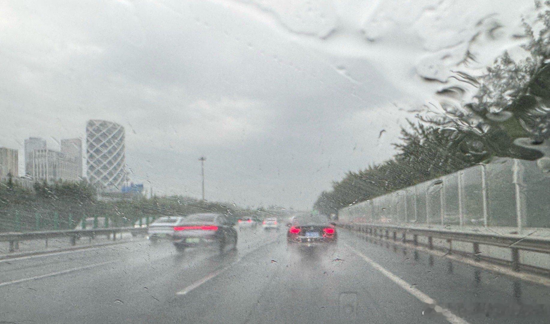 下雨天赶飞机，最怕的就是这种在机场高速最左侧车道以40km/h蠕动的大哥。[微笑