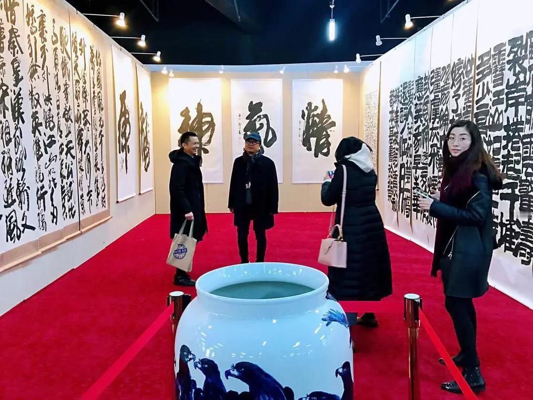 市场供需双向扩容，艺术品创新交易模式持续走红

中国艺术品市场正经历一场罕见的供