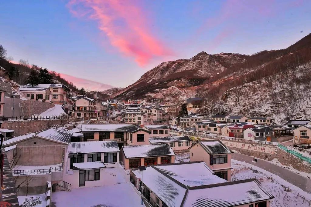 2024年11月25日，北京西部山区凌晨开始陆续降雪，早上7时后陆续停止。门头沟