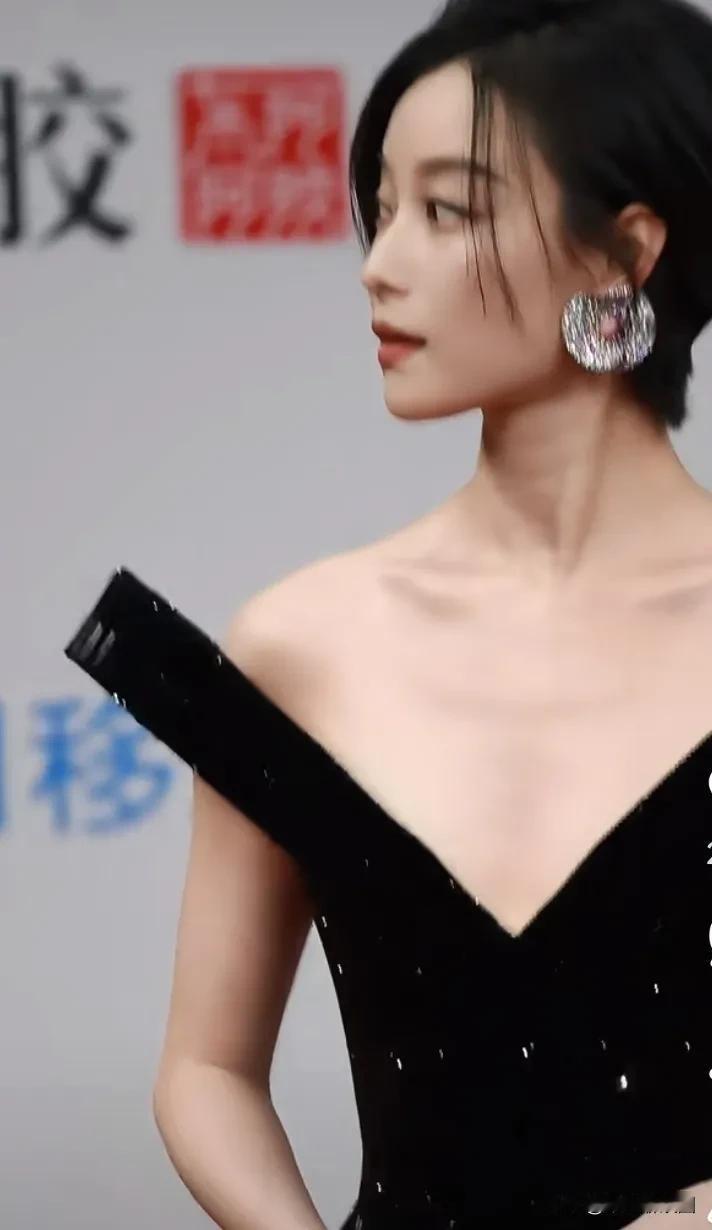 倪妮红毯一袭黑色低胸大v领连衣裙，甚是美丽动人啊。发现她短发超美啊！又美又飒。不