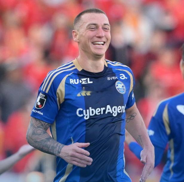 日职联町田泽维亚官方宣布，球队前锋杜克已永久转会至澳超球队麦克阿瑟FC。现龄34