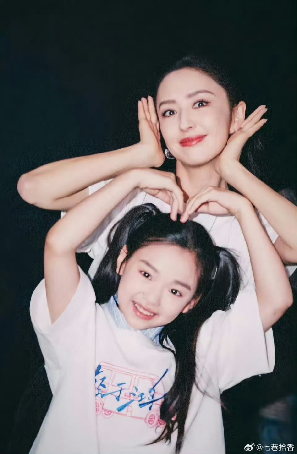 佟丽娅给小酒窝发压岁钱小酒窝好可爱呀话说，佟丽娅和董璇长得好像