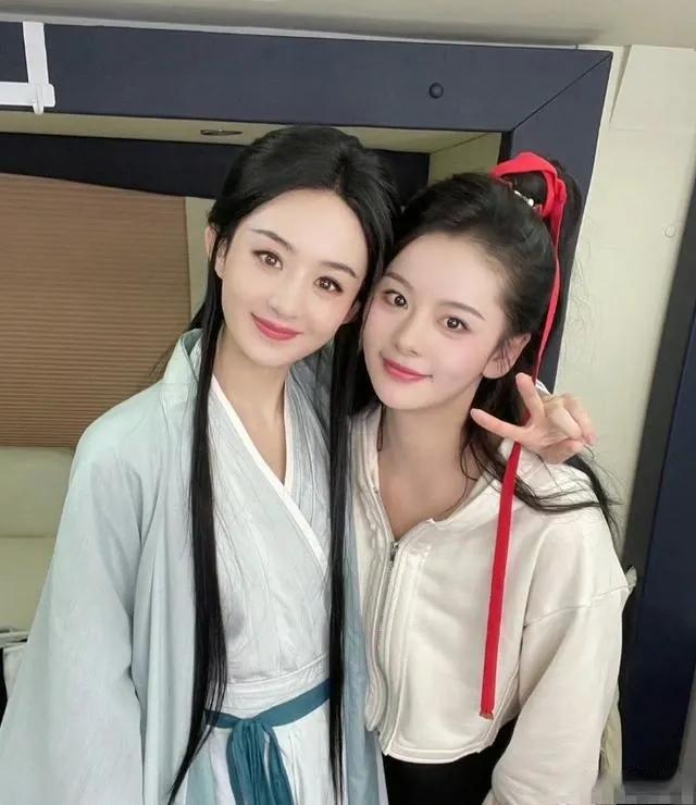 她们两位小美女长得也太像了吧！

如果不仔细看的话，还真是看不出来一位是本人，一