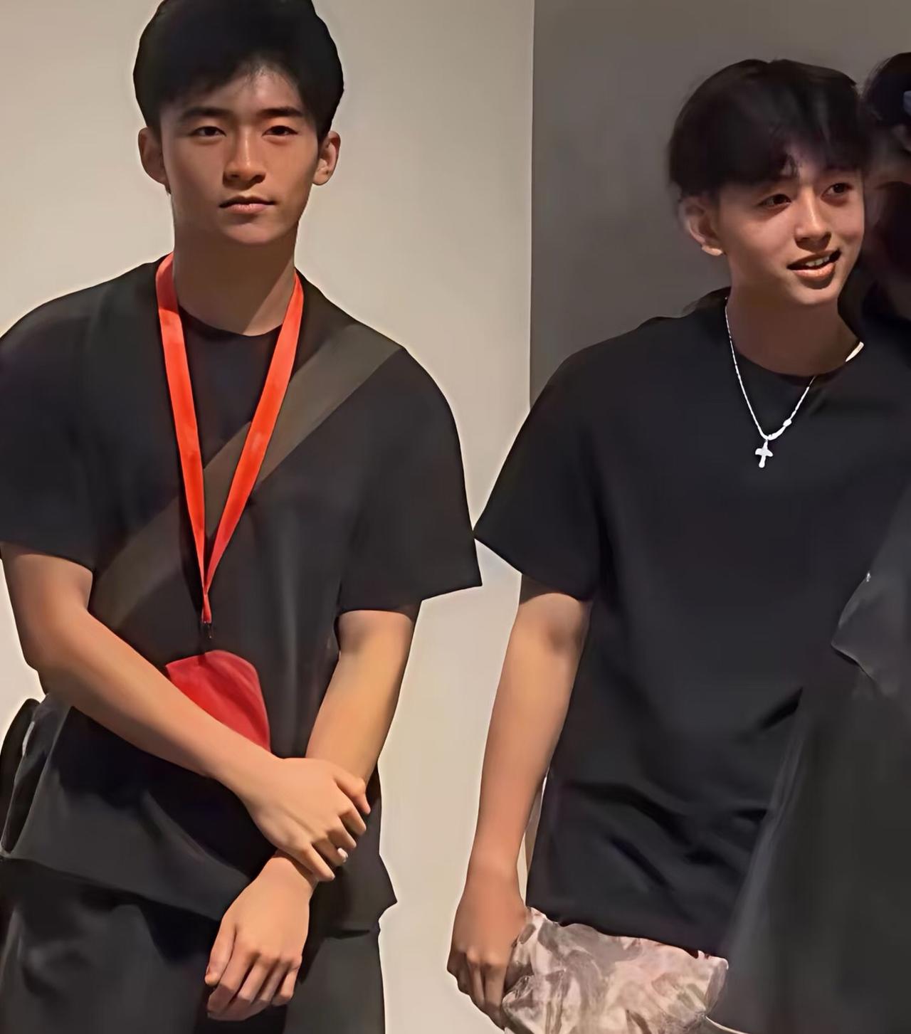 小儿子更像爷爷气质，
就是痞帅吧。
当年他才4个多月时爸爸妈妈就离婚了吧，
难得