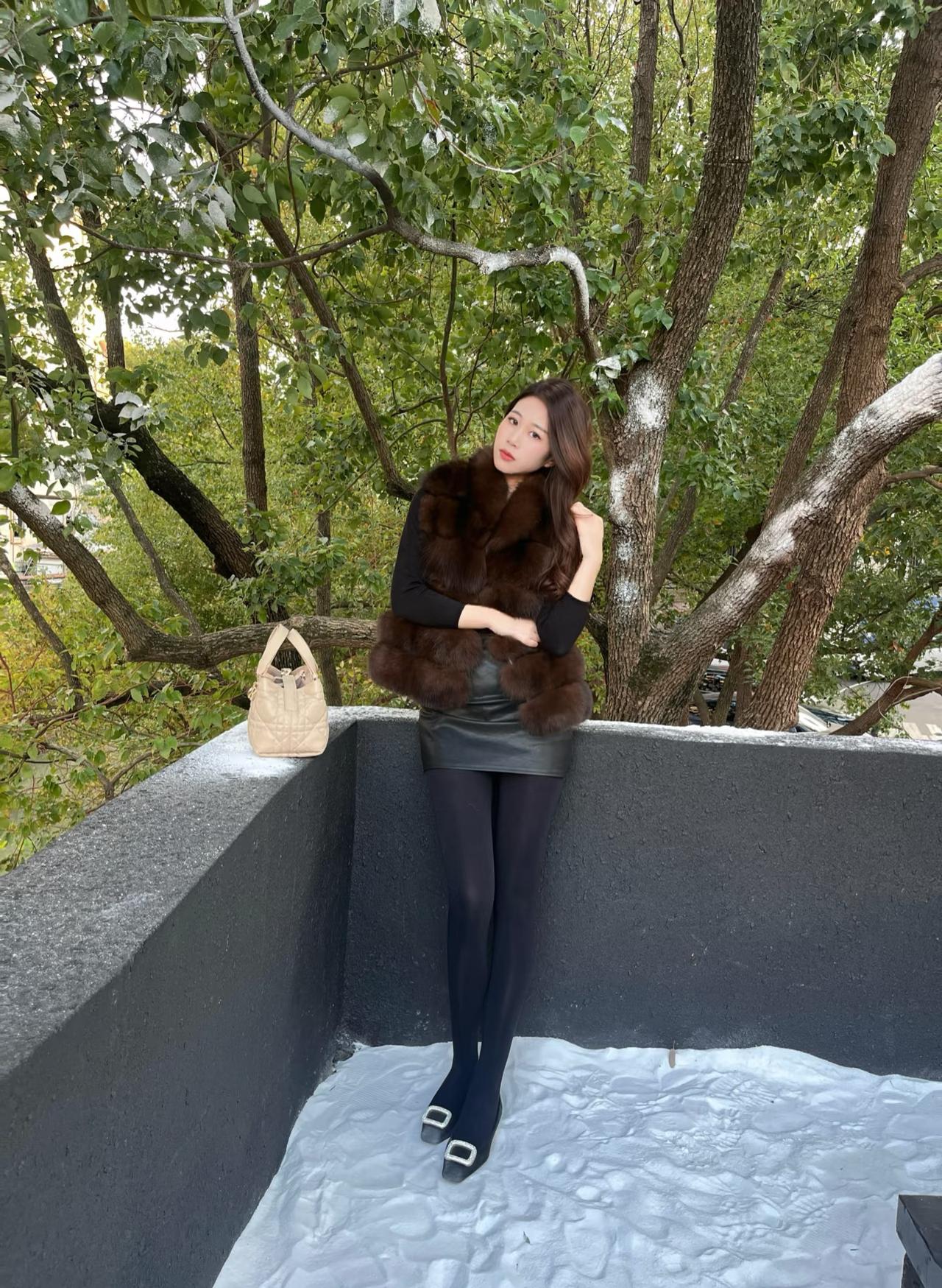 沁园春·林间闲立
 
绿影缠枝，黑槛围庭，碎雪铺阶。
看褐裘轻拥，温着肩颈；黑裙