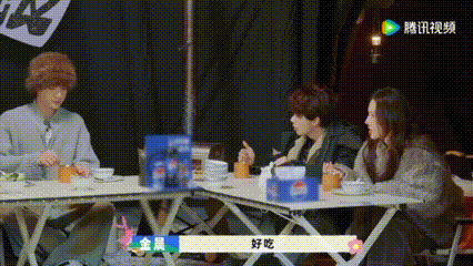 看范丞丞吃白敬亭做的宫保鸡丁，真的是每一口都吃得不亦乐乎！辣味浓郁、花生香脆，完