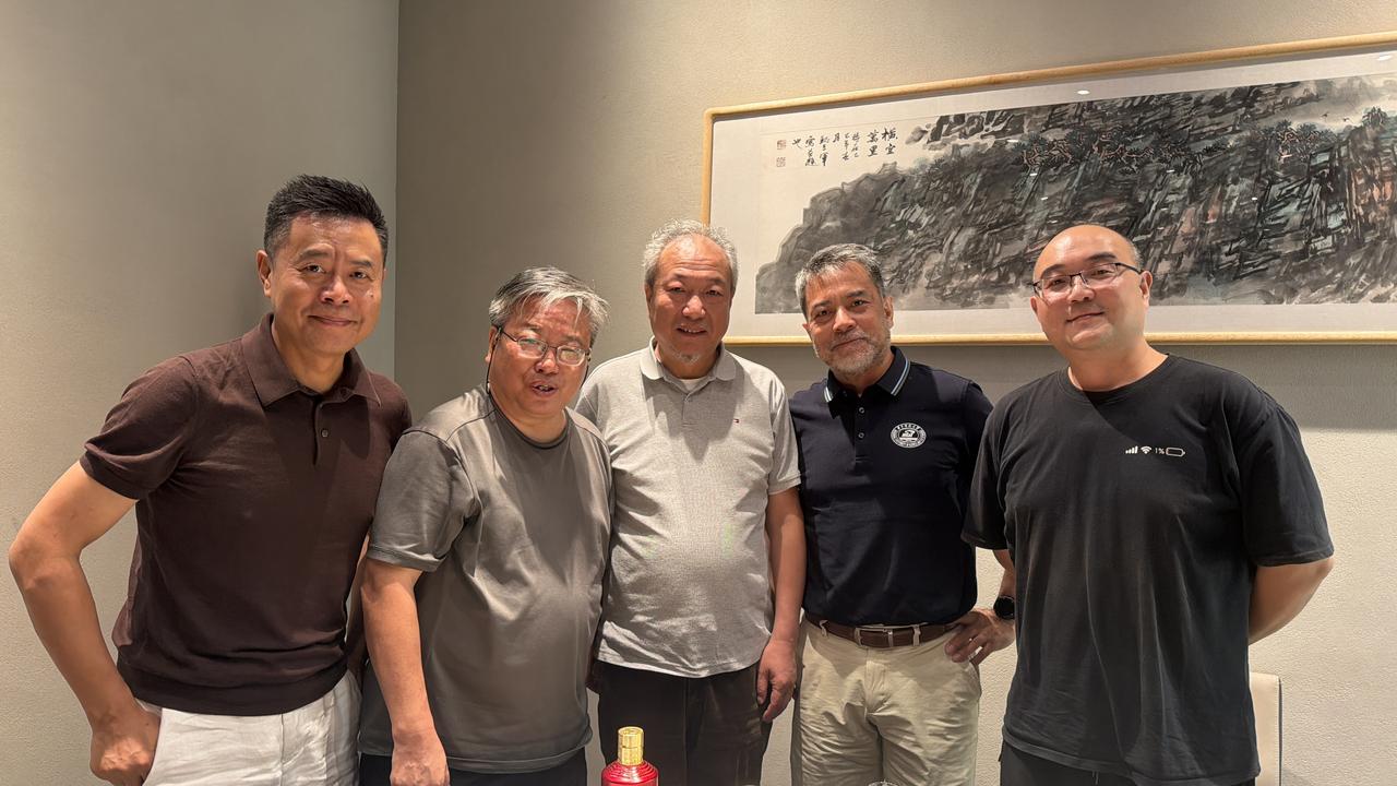 前天晚上小聚。我高中师兄名医马院长（当天晚上才知道他和余泽民是北医同学）谈到像我