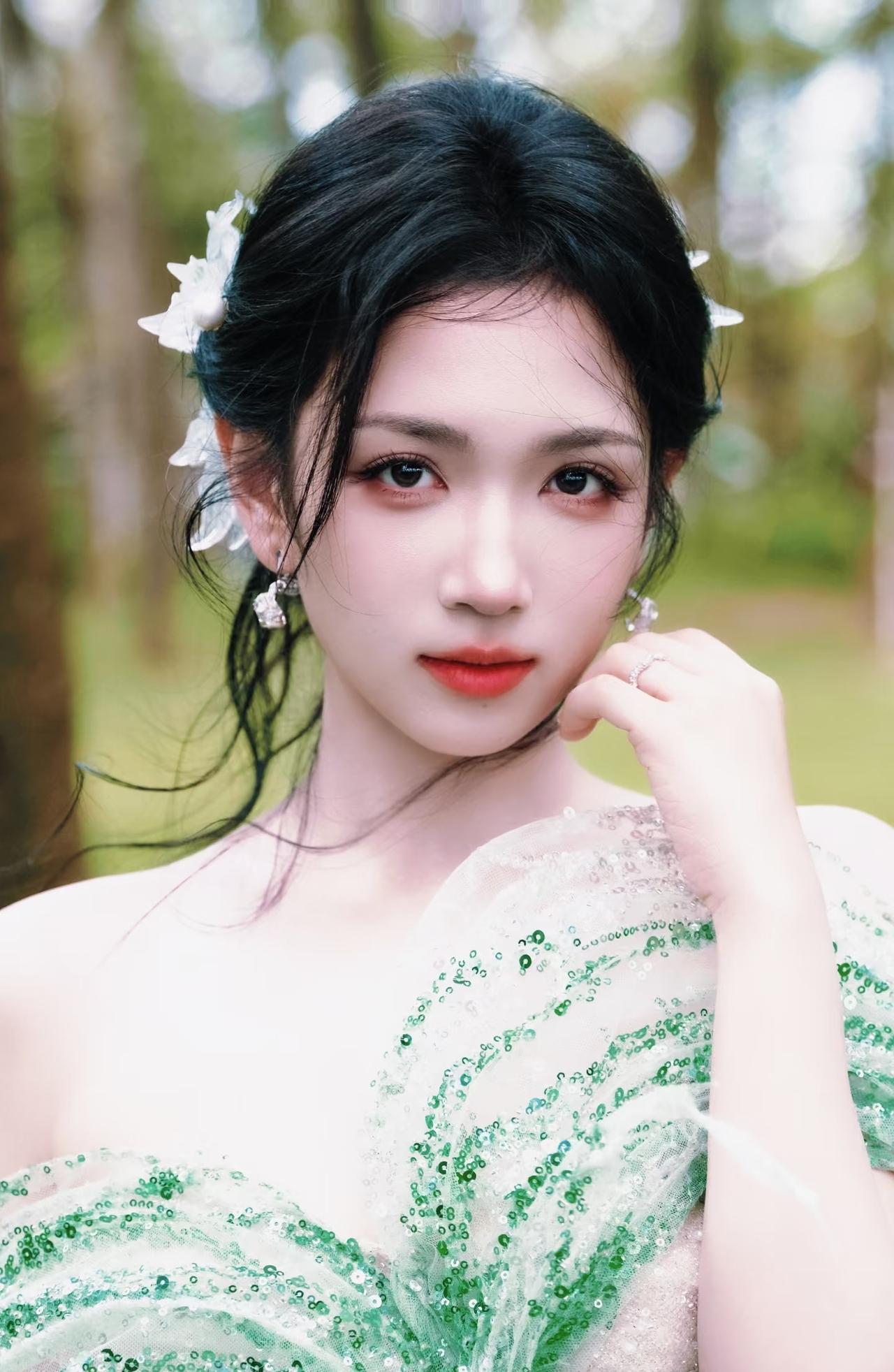 为什么同样讲原生家庭，
大家同情张家齐，却吐槽代露娃呢？
不是因为代露娃路人缘不