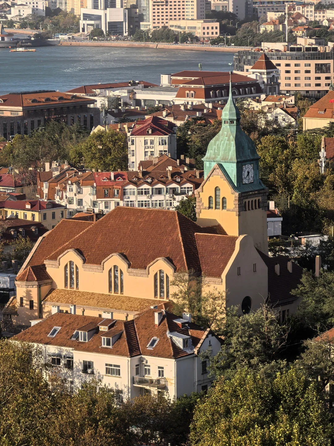 10.19青岛街头实况 雨过天晴降温啦