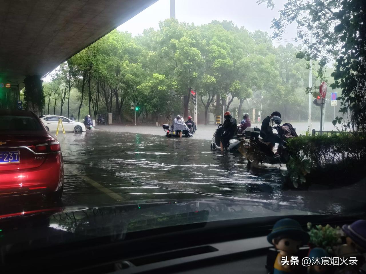 台风白海豚突袭无锡！上次声势浩大没下雨，这次低调反倒全城积水？谁能想到，这次台风