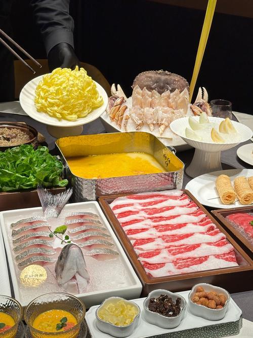 上联：一桌东南西北菜
下联：一群高矮胖瘦客
下联：满庭男女老少人
下联：一团喜怒