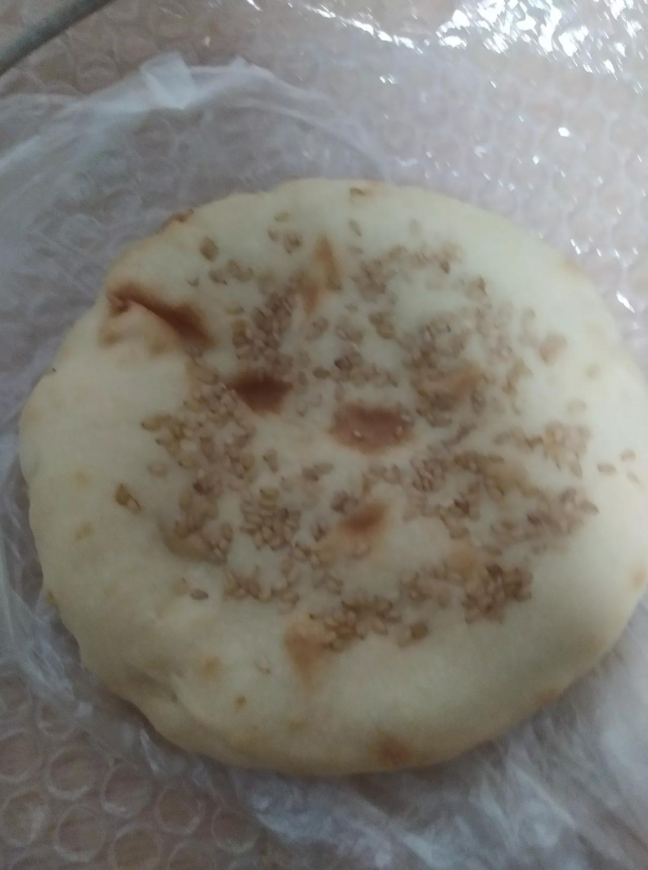知道这是什么吗？这是烧饼。广东很少有卖烧饼的。
我那天出去玩儿，看到路边有一个地