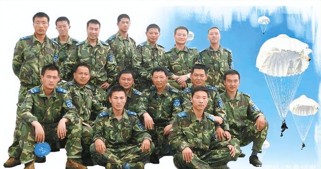 汶川地震时，15名解放军战士从5000米高空跳下，不料降落途中李振波的主降落伞却
