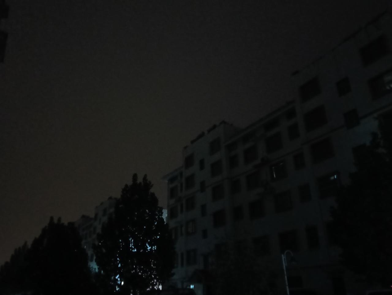 天要下雨娘要嫁人，有什么办法？远处有一丝诡异。