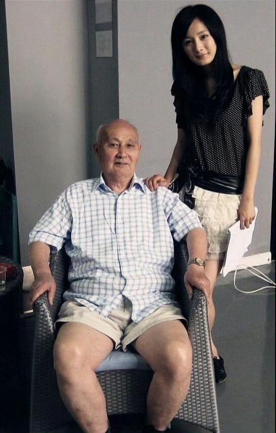 发现之前的杨幂的微博她家庭观念真的是摆在第一位的啊！可惜现在很多明星都不分享家人