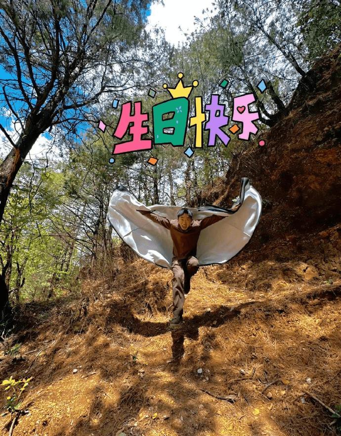  4月26日凌晨，杨迪晒照为自己庆祝37岁生日，并配文：“37岁啦！！！！！！ 