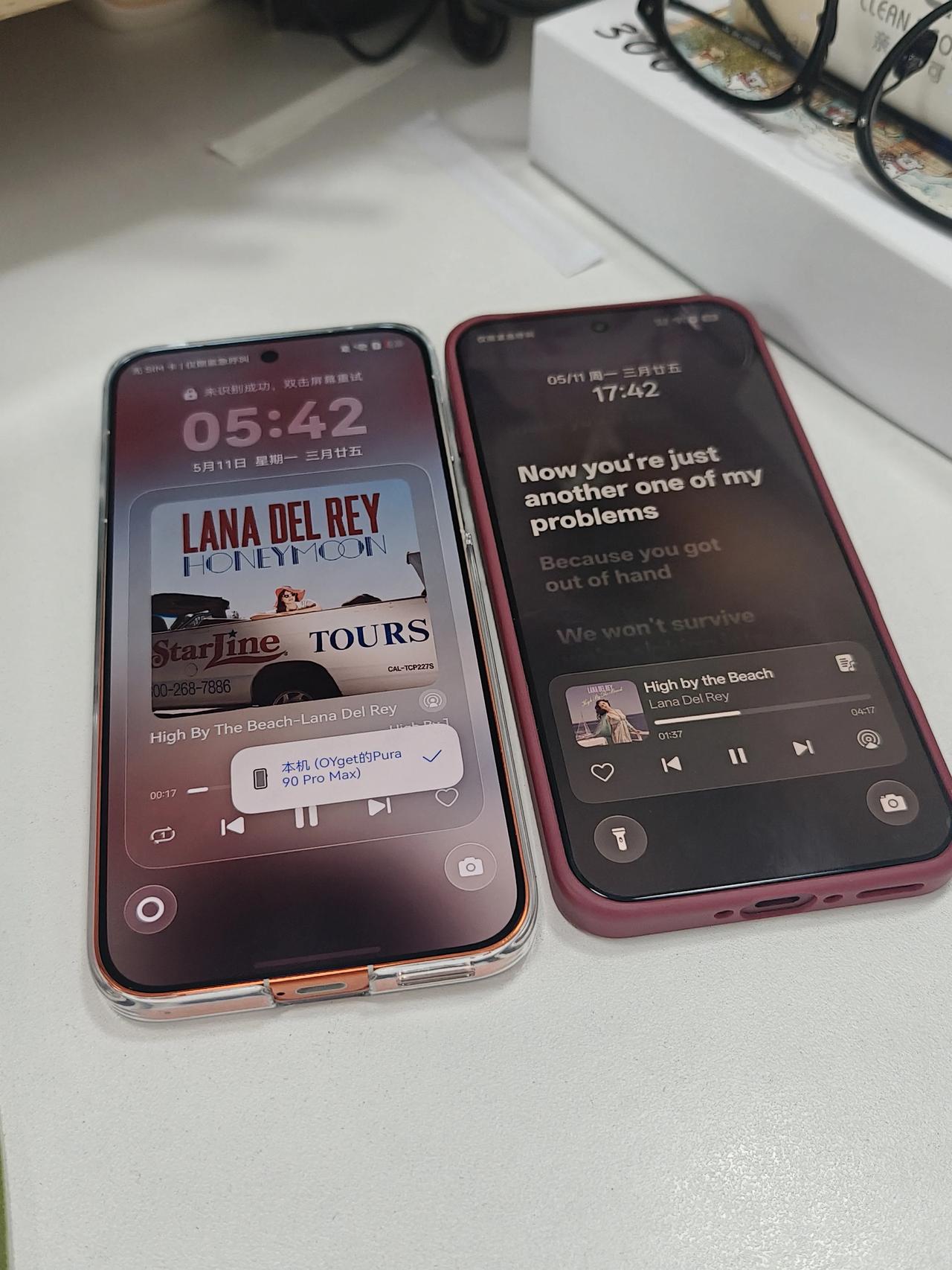 锐评一下华为和OPPO的锁屏音乐大封面
华为的锁屏音乐背景是比较有意思的，背景是