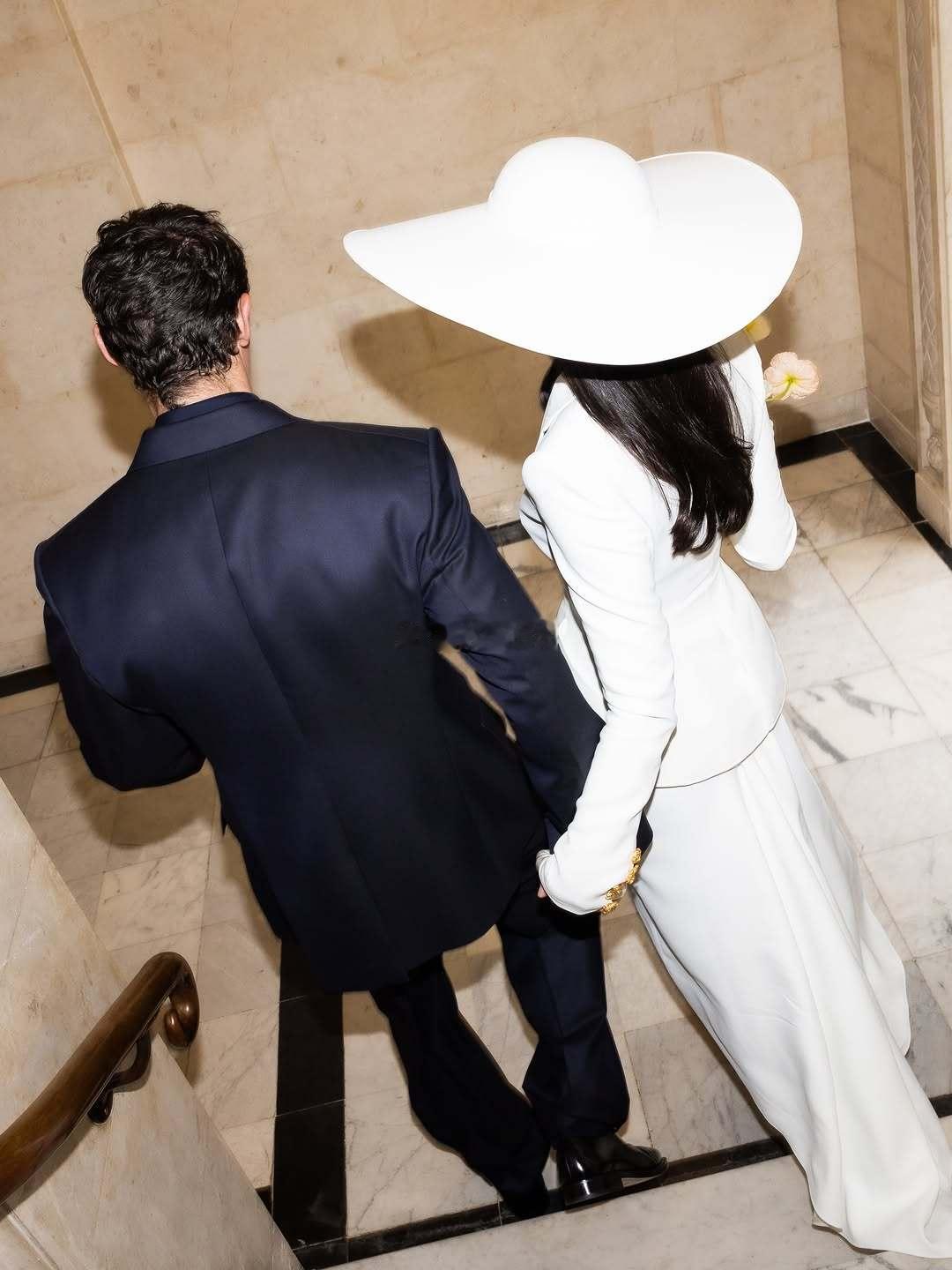 新婚的Dua Lipa和Callum Turner被拍到在伦敦遛狗👇Dua L