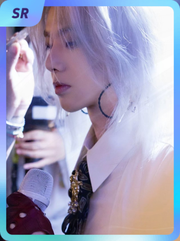 华晨宇 集卡互助ing~送你一张“火星七夕抽卡集”SR卡“花花世界”~速速来抢，
