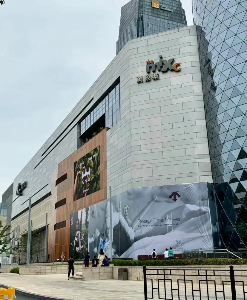 合肥万象城门神已经变成迪桑特和可隆
M2看来是永远不会提到m1了
等银泰in66