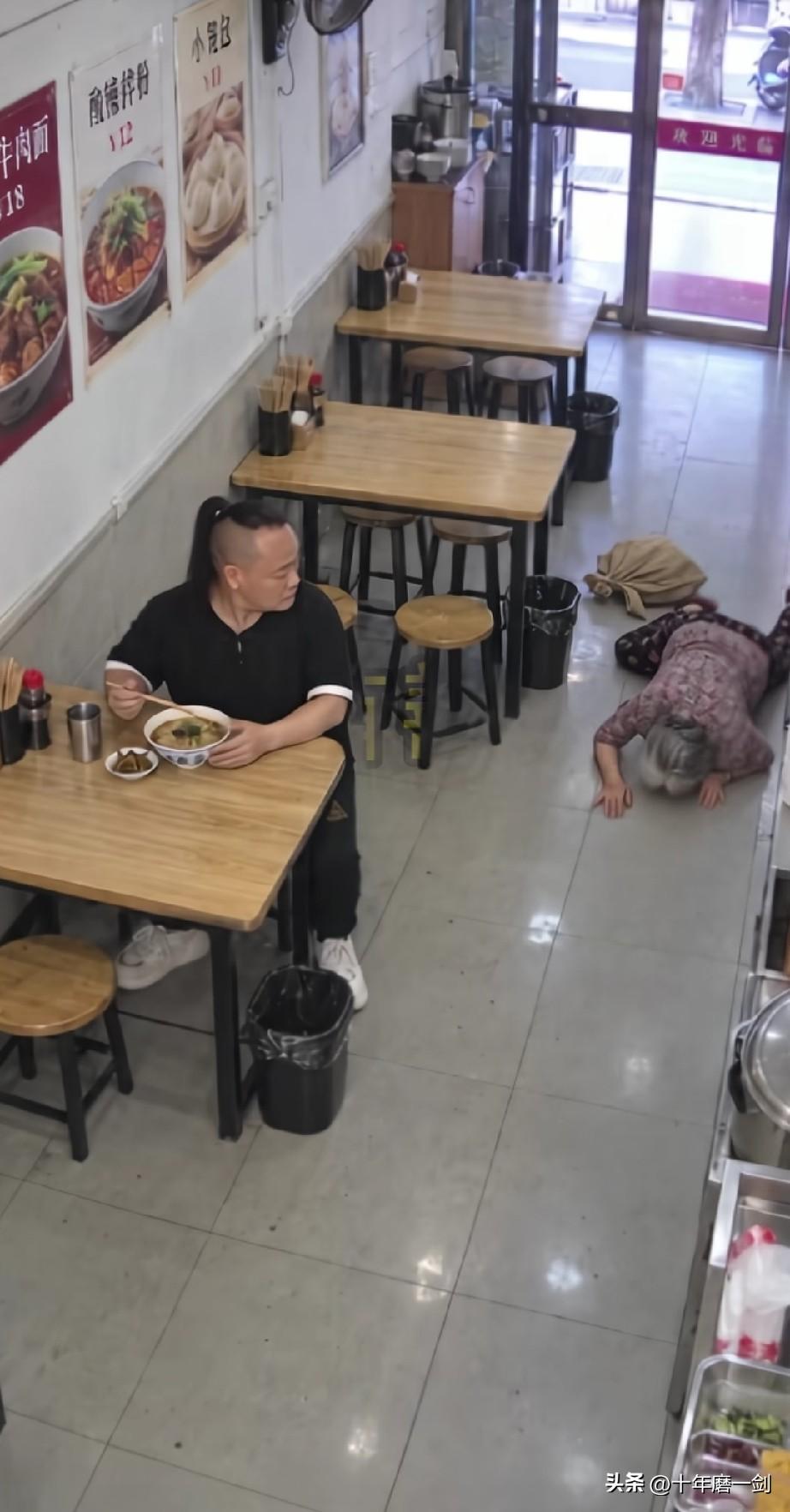 小伙在饭店里吃饭，忽然听到身后有声音，扭头一看，一个老奶奶摔倒在地面，他赶紧放下