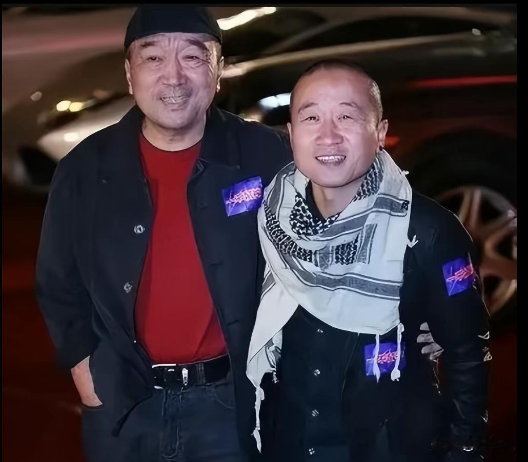 李宝田的儿子李彧和他爹长得太像了，简直像兄弟两个。我怎么感觉李彧像小孩一样呢，感