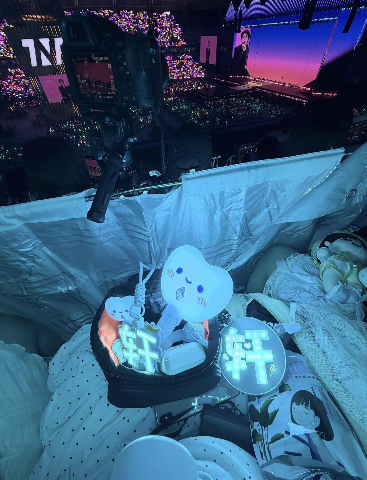 青海里终于有一张灯是我为你亮起🩵 如果没有爱的话真的太累太远了，幸好你有接住万