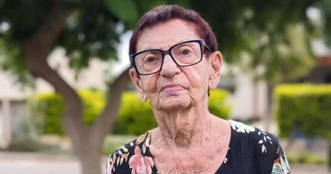 90 岁的基布兹大屠杀幸存者吉娜·斯米亚蒂奇，在自己位于基布兹基苏菲姆的家中被哈