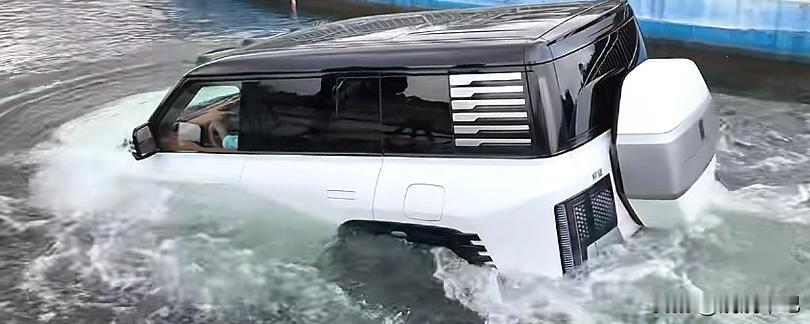 那天刷到别人拍的视频，有人开着仰望U8直接下水行驶。
说实话这个应急涉水功能确实