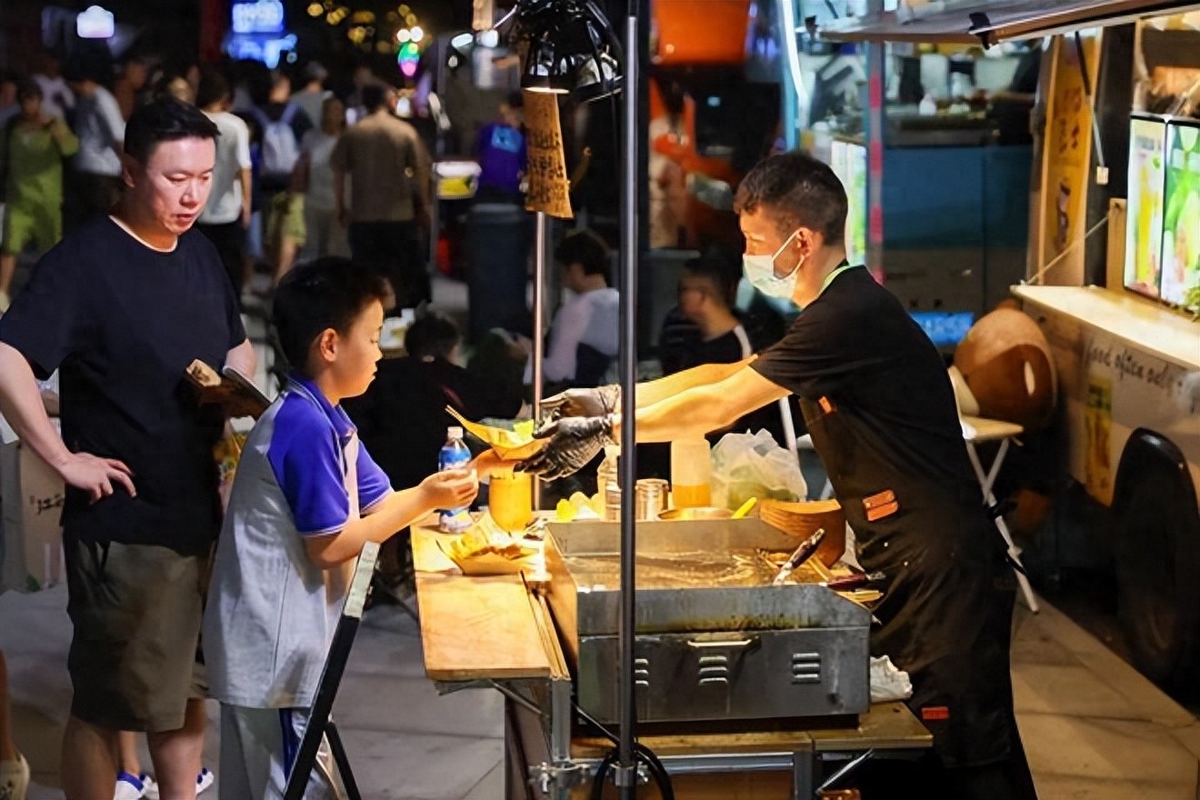 高校老师摆摊，该不该成常态？回答：该